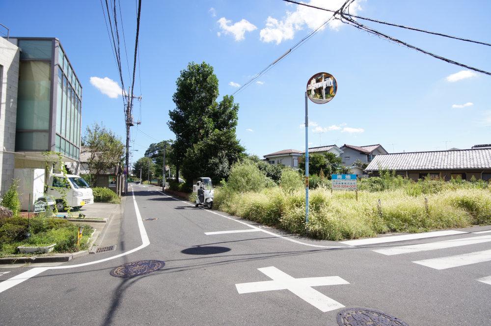 Local photos, including front road. It has taken the northeast side of the road.