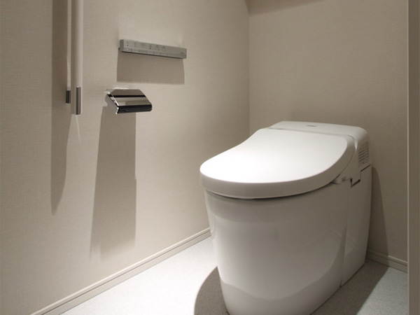 Bathing-wash room.  [Low silhouette tank-less toilet] Tankless toilet of beautiful design in a compact. Standard equipped with a heating toilet seat with warm water washing function. (Same specifications)