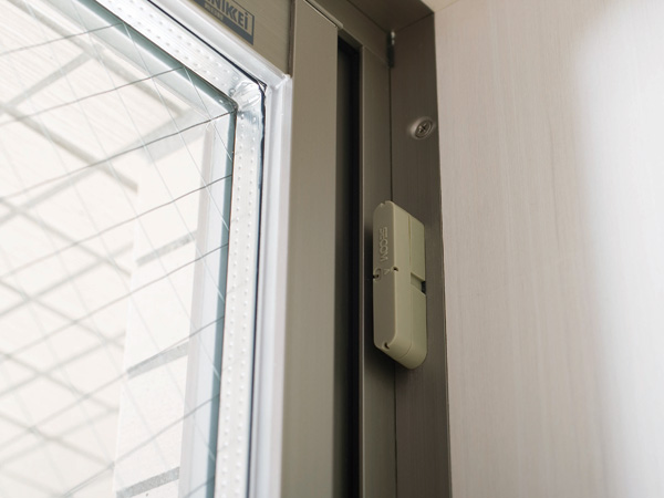 Security.  [Security sensors] Entrance door of all households ・ We established the security sensors in the window. (Same specifications)