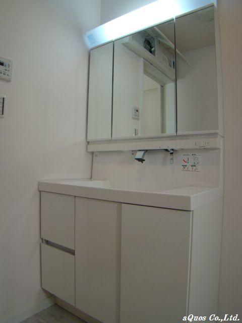 Wash basin, toilet. Indoor (11 May 2013) Shooting