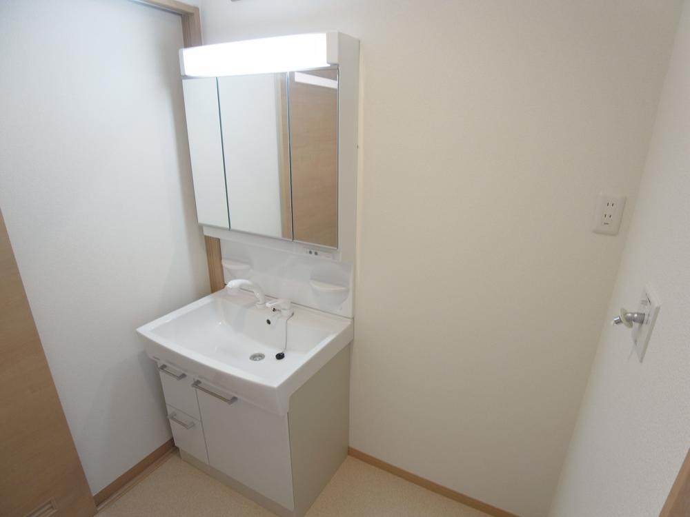 Wash basin, toilet. Local (September 2013) Shooting