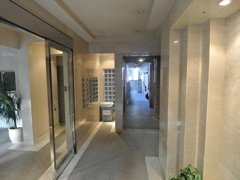 lobby. Local (11 May 2013) Shooting