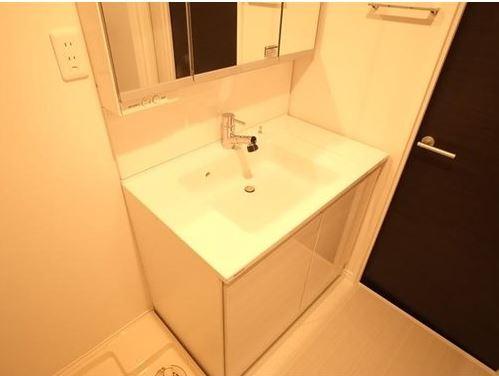 Wash basin, toilet. Wash basin