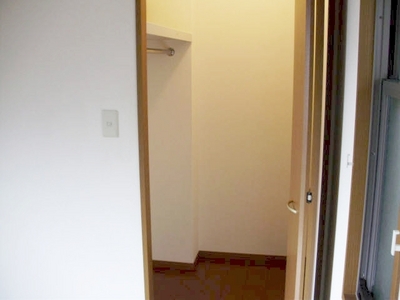 Receipt. ◆ Walk-in closet ◆