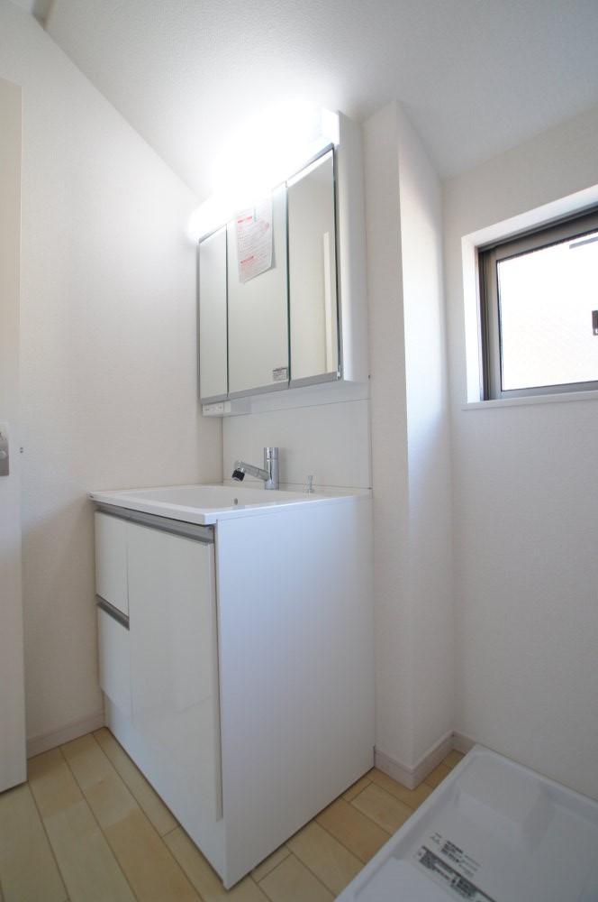 Wash basin, toilet. Three-sided mirror, Shampoo is a vanity with a dresser