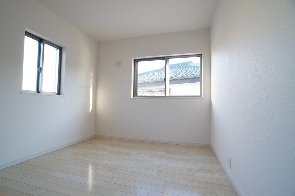 Other local. 2F of the room is able to ensure the day