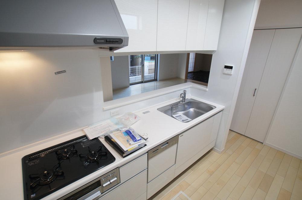 Kitchen. Counter kitchen with dishwasher. Surprisingly takes an active part as tableware storage is not used. 