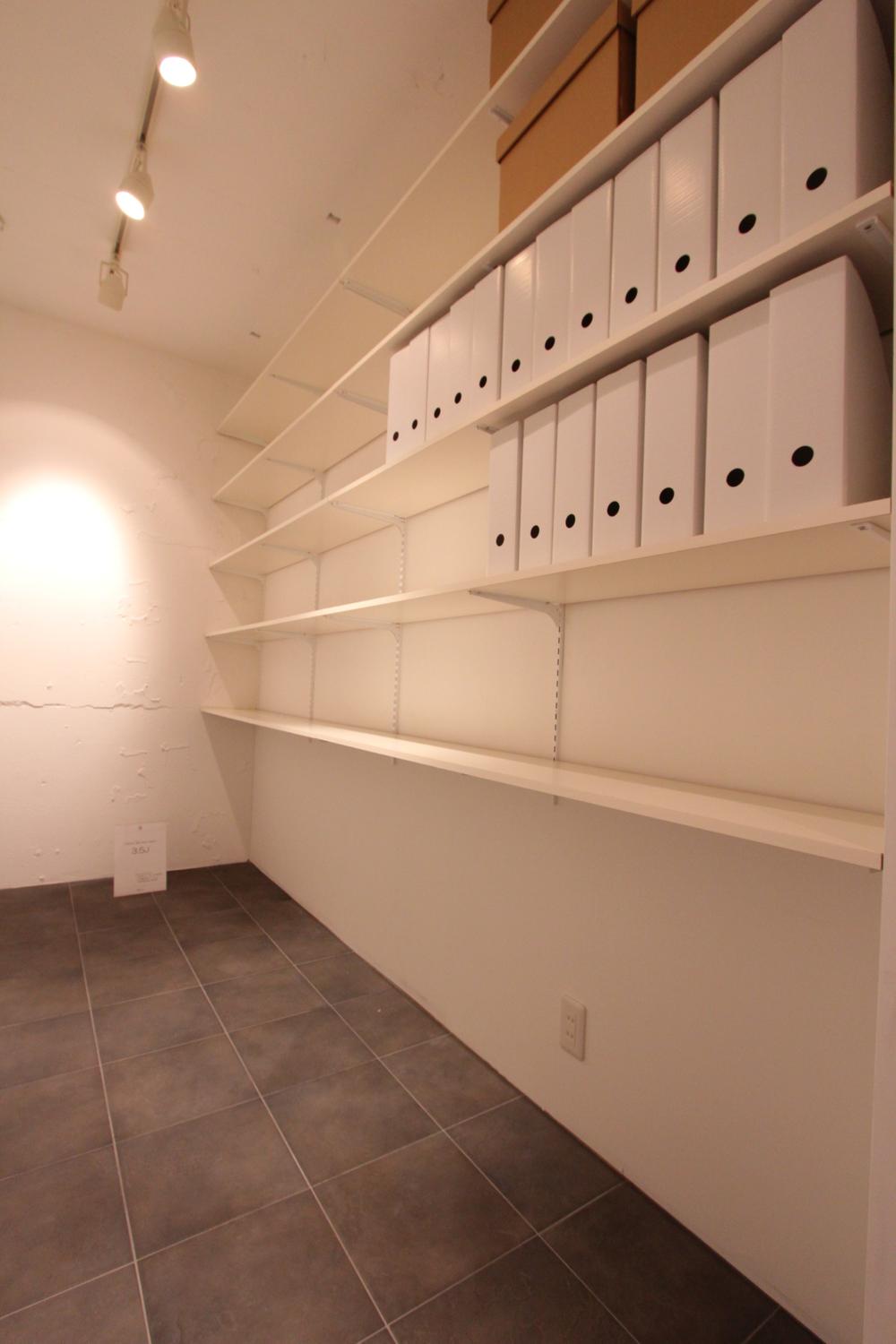 Other introspection. Indoor (11 May 2013) Shooting Established a running shelves in dirt floor.