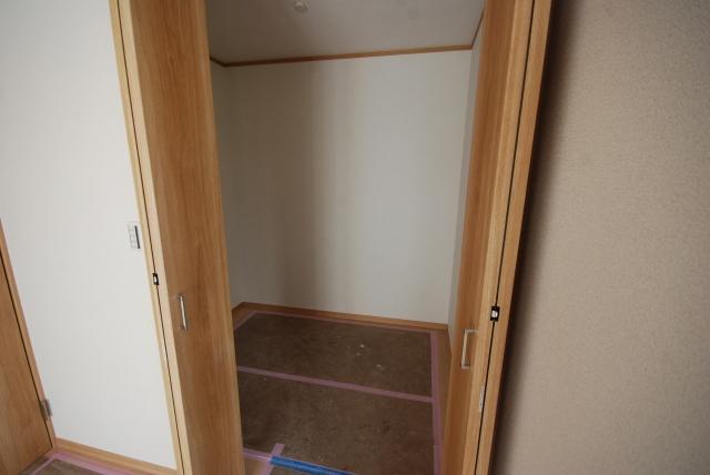 Non-living room. Plenty Maeru walk-in closet complete