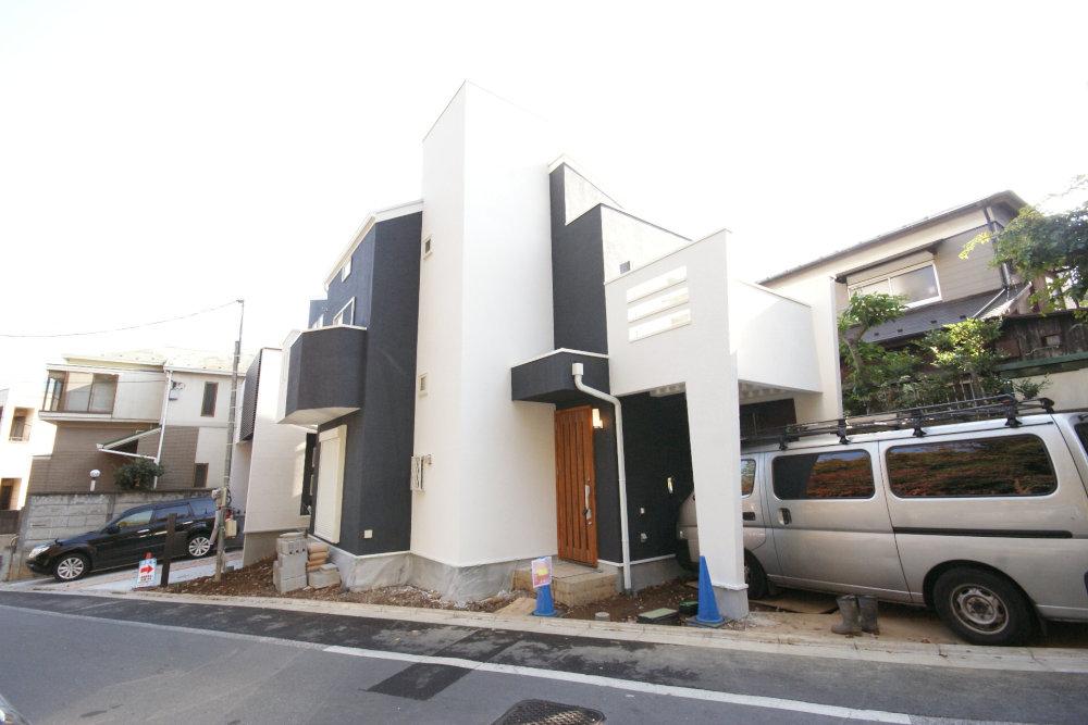 Local appearance photo. Newly built single-family Suginami Shimotakaido 4-chome. Now remaining 1 buildings. So it was completed, You can preview any time. Tsukayama park in front of the eye, Surrounded by greenery is "home to live with nature.". Please have a look once.