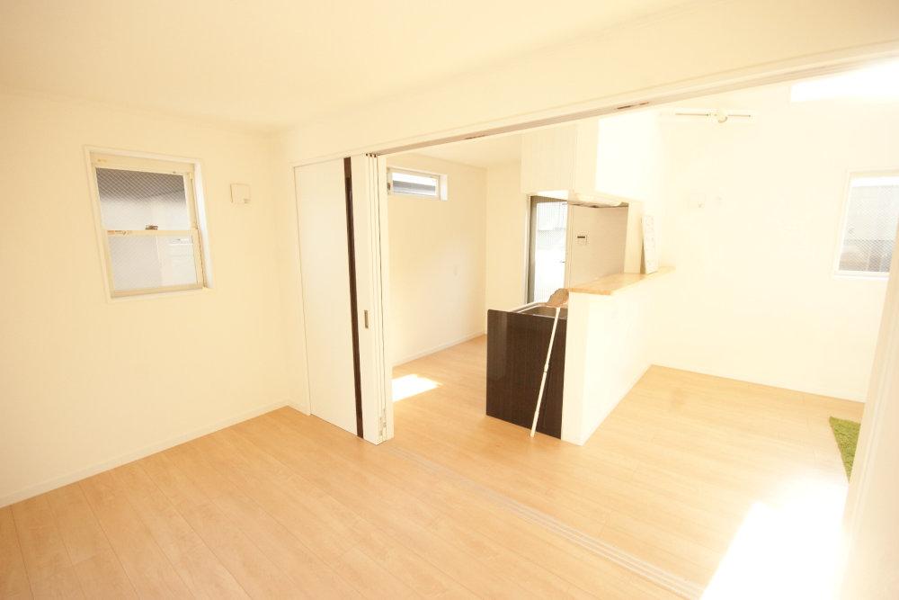 Living. Living is equipped with floor heating to warm the feet.