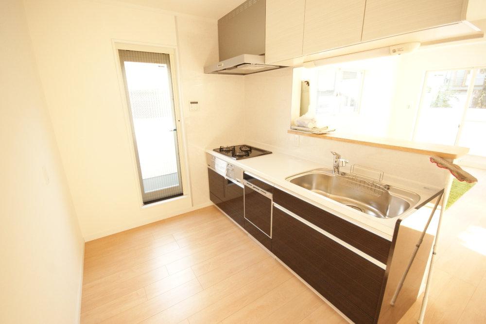 Kitchen. Dishwasher in the kitchen ・ It is with water purifier.