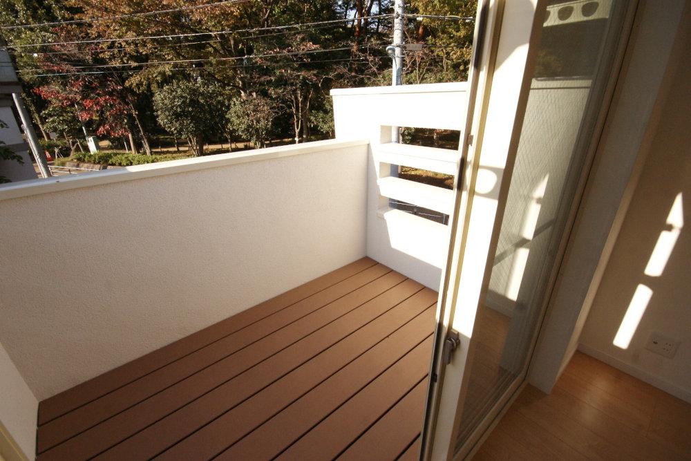 Balcony. Spacious gridiron balcony.