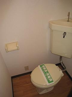 Toilet. Room 101 of the room is a picture.