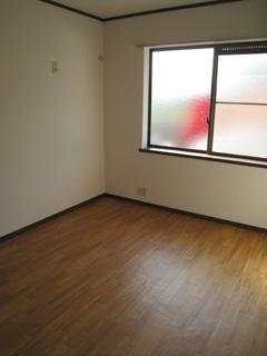 Living and room. Room 101 of the room is a picture.