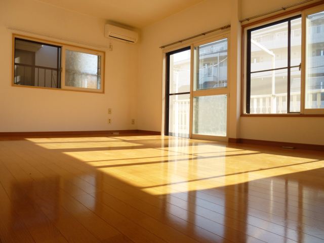 Living and room. 12 Pledge certain rooms