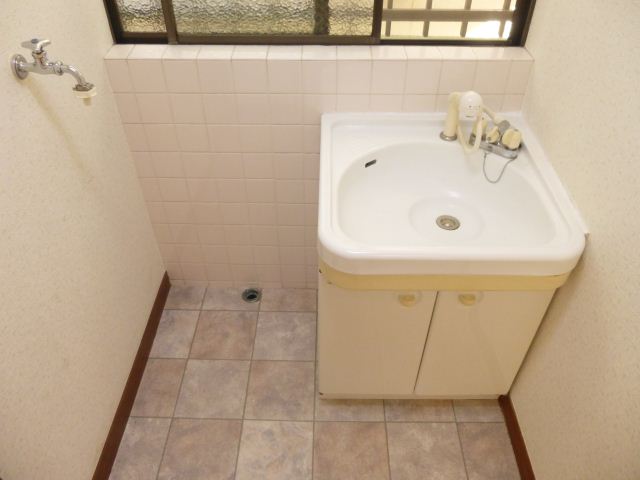 Washroom. Independent wash basin