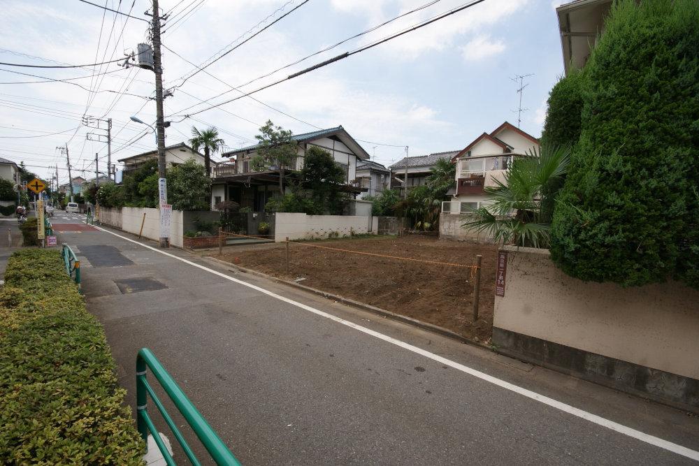Local photos, including front road. South road has become one way of 7.27m.