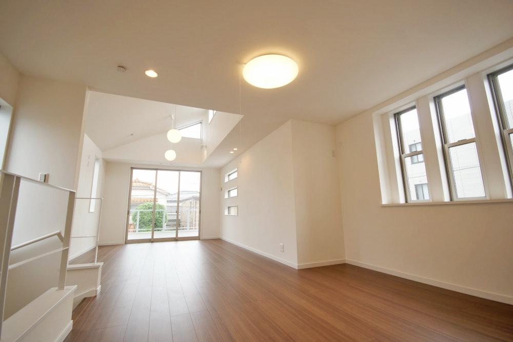 Same specifications photos (living). Living plugging the light will create a family of smile (construction cases)