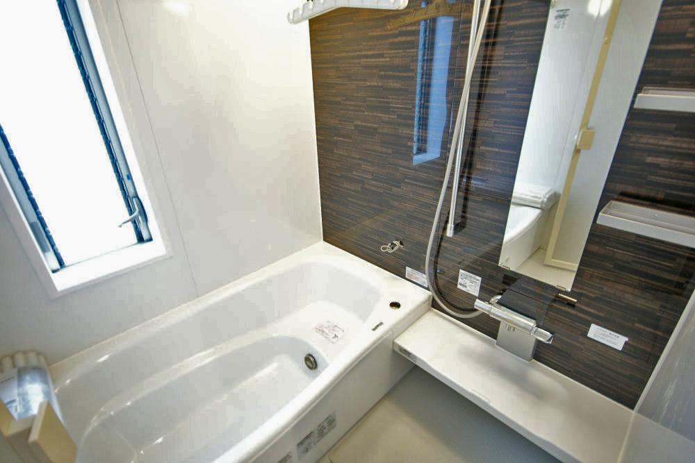 Same specifications photo (bathroom). Bathroom with tub thermos of attention. Also comes with a bathroom dryer (construction cases)