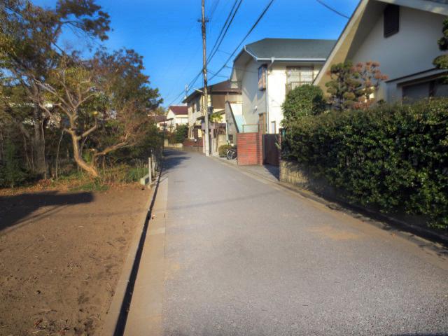 Local photos, including front road. Southeast side road 3.8m