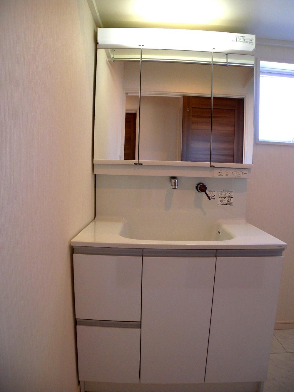 Wash basin, toilet. Indoor (11 May 2013) Shooting