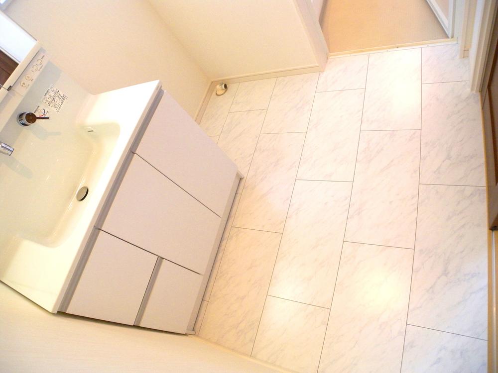 Wash basin, toilet. Indoor (11 May 2013) Shooting