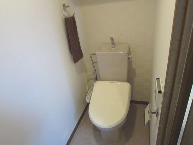 Toilet. Indoor (12 May 2013) Shooting