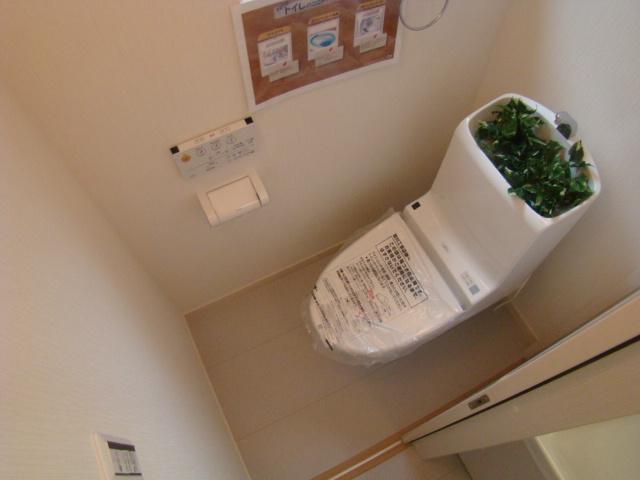 Toilet. Indoor (10 May 2013) Shooting