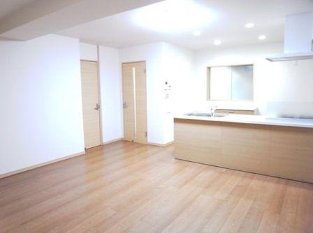 Living.  ◆ New interior full renovation ◆ South-facing balcony ◆ South ・ east ・ North of 3 direction room, Exposure to the sun ・ Ventilation good ◆