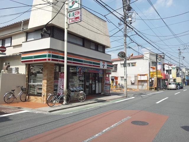 Convenience store. 70m to Seven-Eleven
