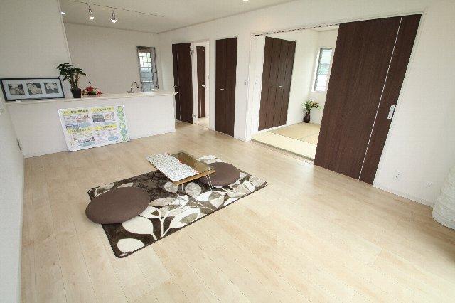 Same specifications photos (living)