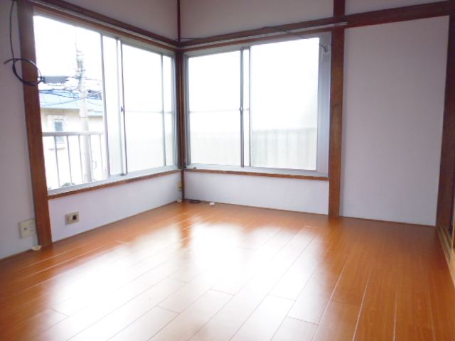 Living and room. Since it is a corner room dihedral daylight