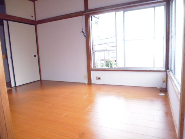 Living and room. Facing south in the day good