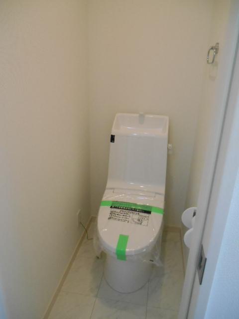 Toilet. Indoor (12 May 2013) Shooting