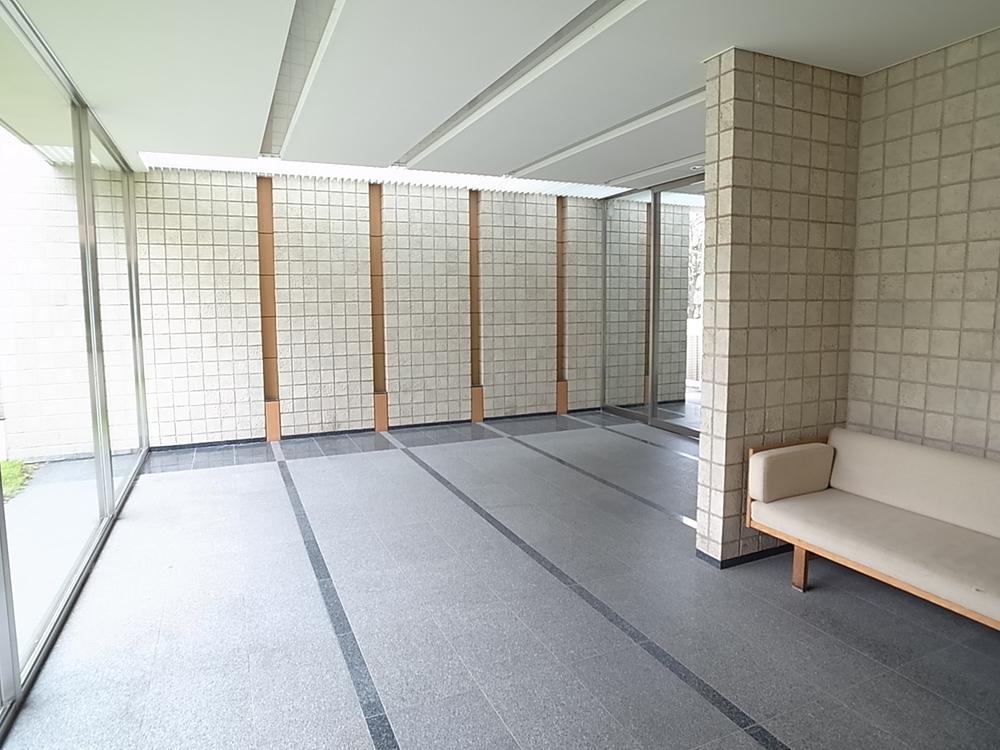 lobby. Local (12 May 2013) Shooting