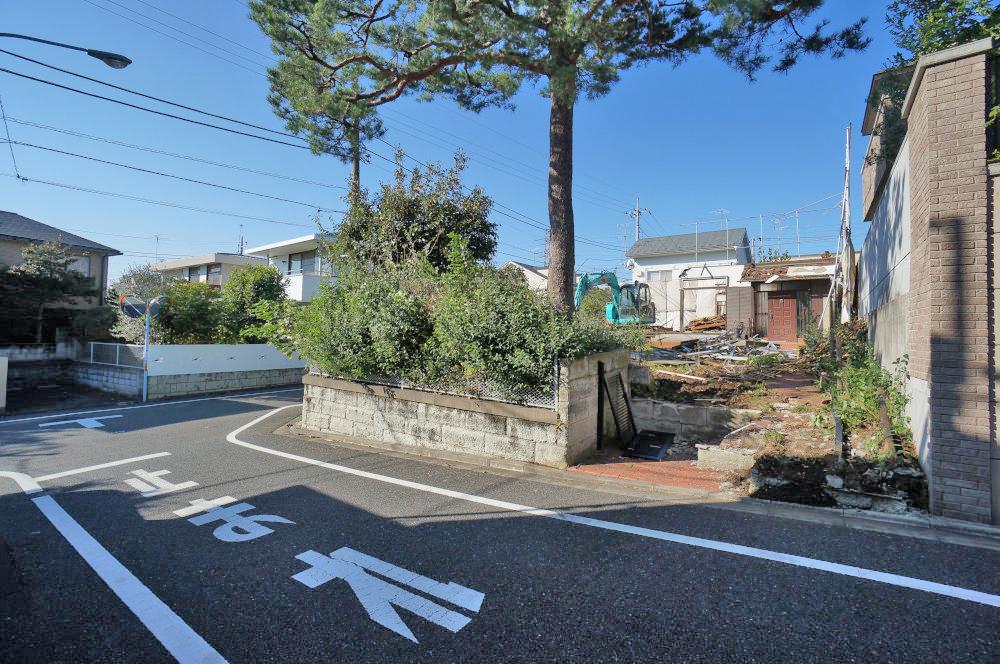 Local photos, including front road. I front road is very pleasant doctor and refreshing. 