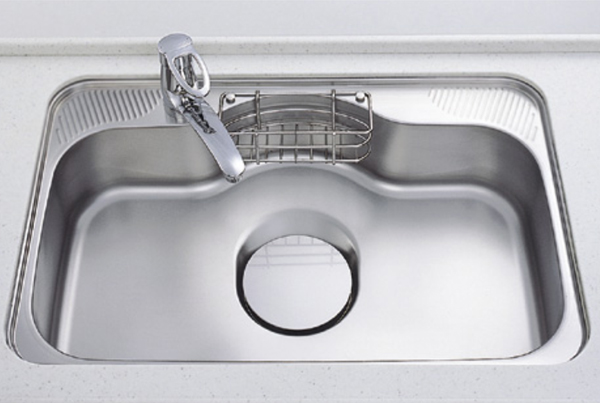 Kitchen.  [Wide type Sink] Water purifier integrated shower faucet with about 800mm wide sinks. Inconspicuous scratch, Has been applied excellent embossing also design properties.  ※ Equipment photo posted below are all the same specification.