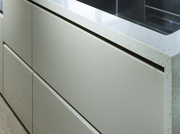 Kitchen.  [Mirror finish door and slide storage] Beautiful in the housing door, Has adopted a care also tends to mirror finish. Also, Because you are using the + Bull motion blum manufactured by meter box rail to the slide rail, You can realize a smooth draw comfort even when you put a heavy. further, Speed ​​fell in the middle also press strongly the drawer, Finally close to quiet as sucked "Bull Motion". Bang when closing the drawer! Clash! Shut out the unpleasant sound of. (Mirror finish door)