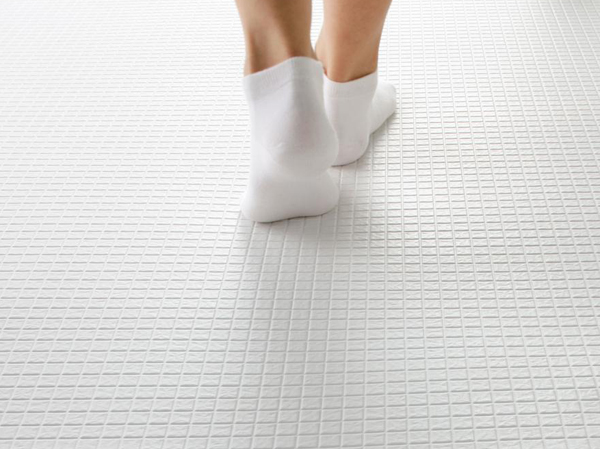 Bathing-wash room.  [Karari floor floor] Care is now easier because the groove is shallow dirt accumulates difficult. Drainage is easy to dry the floor good.