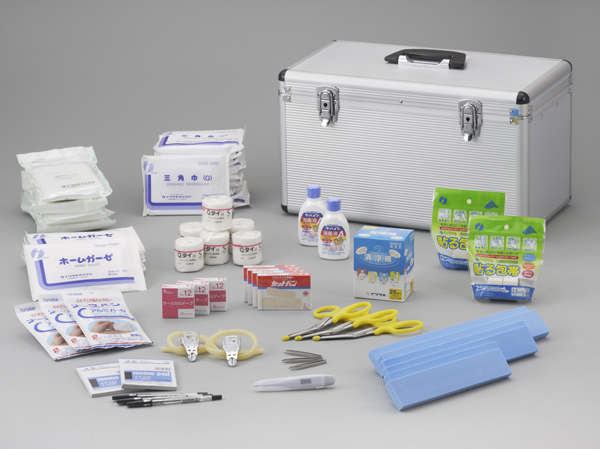 earthquake ・ Disaster-prevention measures.  [Disaster prevention warehouse with precaution] When the event of a disaster, Available in the entire apartment, "first aid kit", "Manhole toilet", "Evacuation tool", It was equipped with emergency supplies, such as "cassette gas generator". It can also support calmly in case of emergency. (First-aid kit / Same specifications)