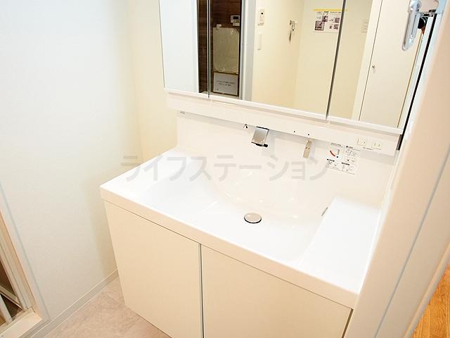 Wash basin, toilet. Local (January 6, 2014) Shooting