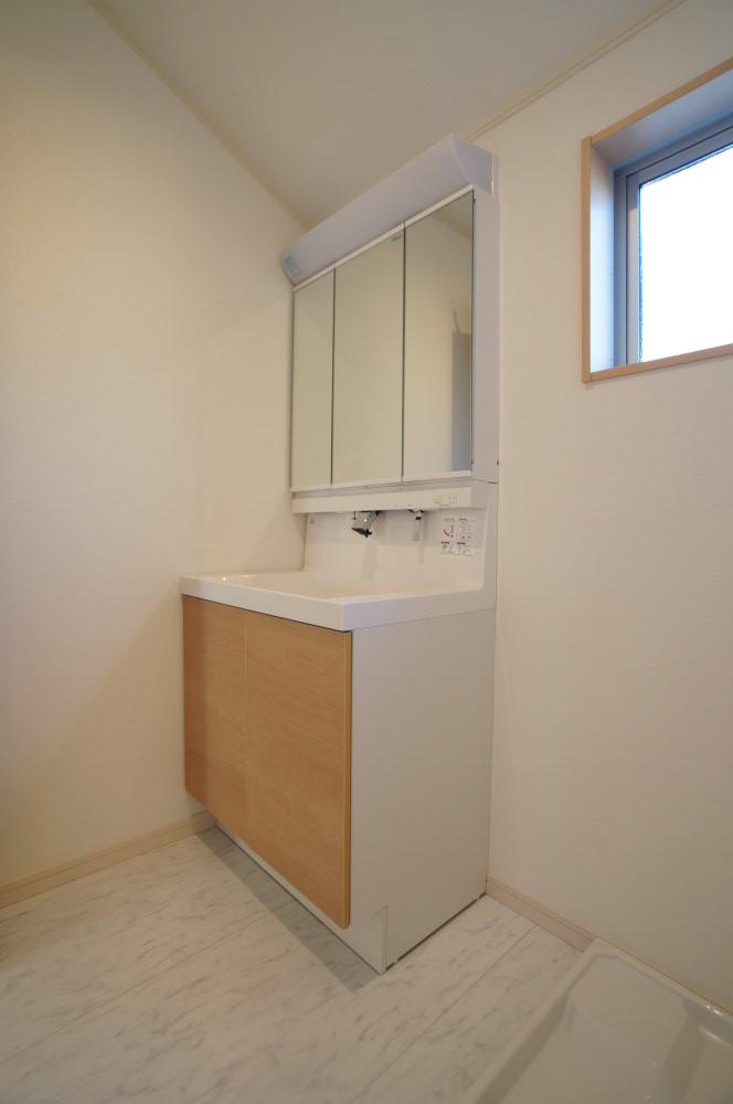 Wash basin, toilet. Shampoo is Dresser washbasin.