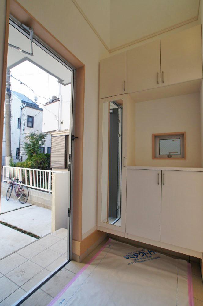 Entrance. It will be at the door. Storage of shoes Please leave.