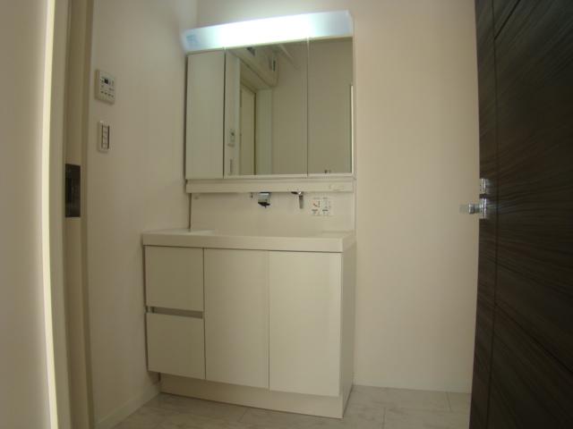 Wash basin, toilet. Indoor (11 May 2013) Shooting