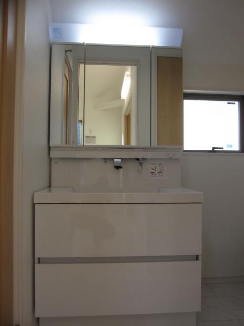 Wash basin, toilet. Indoor (12 May 2013) Shooting