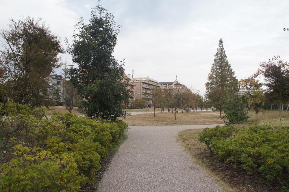 park. 739m to Suginami Ward Momoi Harappa Park