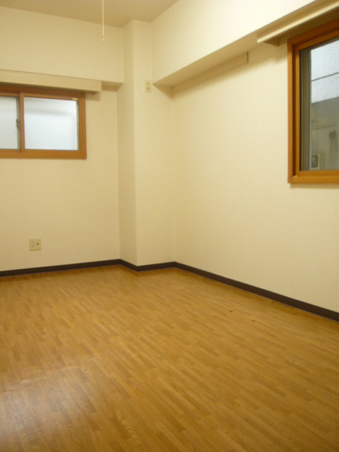 Living and room. Western-style corner room 5.5 Pledge