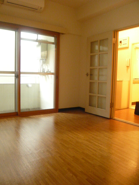 Living and room. About 6.6 Pledge of Western-style