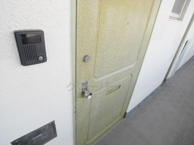 Other common areas. Sharing unit Entrance